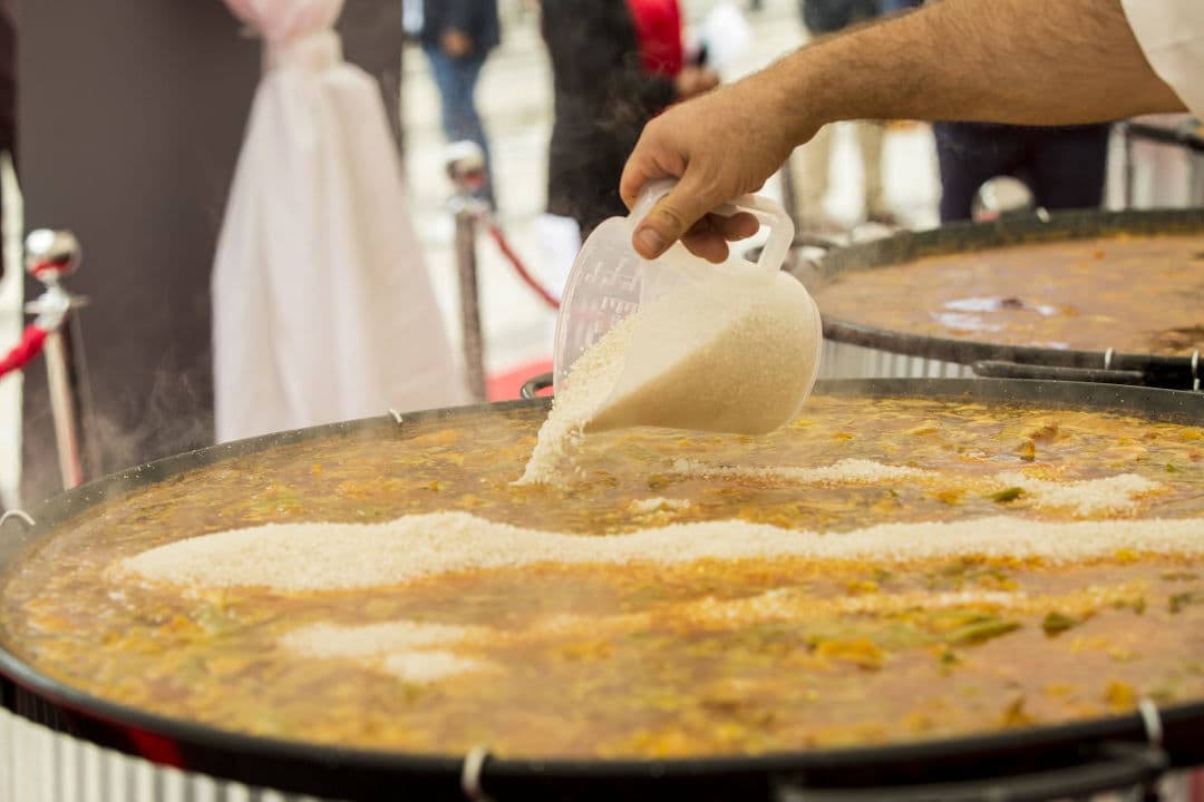 Read more about the article What is bomba rice and why is it preferred by paella masters?