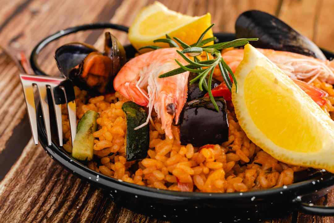 You are currently viewing Is there a tradition to serve and eat paella?