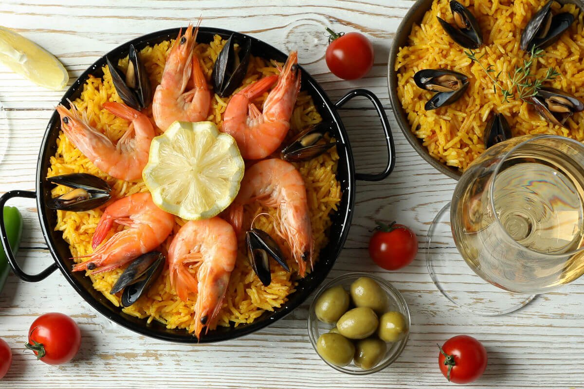 You are currently viewing What to serve the paella with?